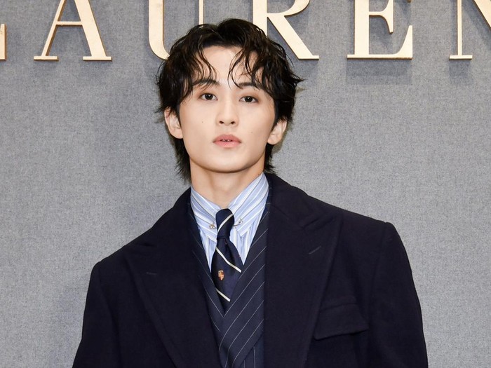 Penampilan Mark NCT menghadiri peragaan busana Ralph Lauren selama gelaran Milan Fashion Week 2026.
