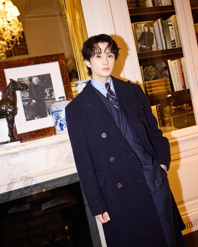 Penampilannya sontak viral menjadi perbincangan di media sosial. Para penggemar terpikat dengan aura Mark NCT yang dijuluki “Ralph Lauren Prince.” Foto: Instagram