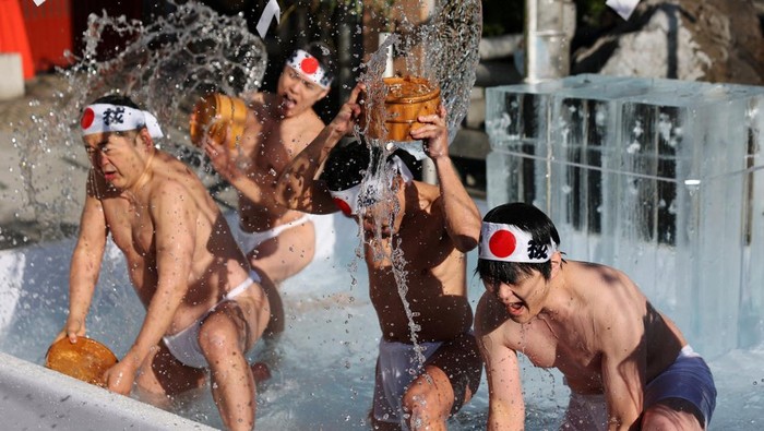 Men splash themselves with cold water during the annual cold water endurance ceremony to purify their souls and wish for good fortune in the new year, at the Kanda Myojin shrine in Tokyo, Japan, January 17, 2026. REUTERS/Kim Kyung-Hoon