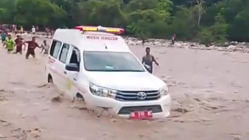 Mobil jenazah menerobos banjir Sungai Neoelhaufeton, Desa Fatunaus, Kecamatan Amfoang Utara, Kabupaten Kupang, NTT, Sabtu (17/1/2026). (Tangkapan layar video viral)