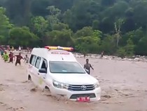 Viral Mobil Jenazah Terobos Banjir di Kupang Saat Antar Jasad Kaur Desa