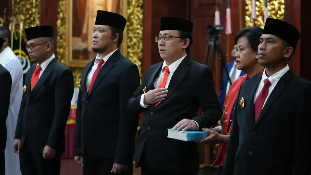 Video: Putra Cak Nun dan Hotman Paris Diangkat Tenaga Ahli Dewan Pertahanan Nasional