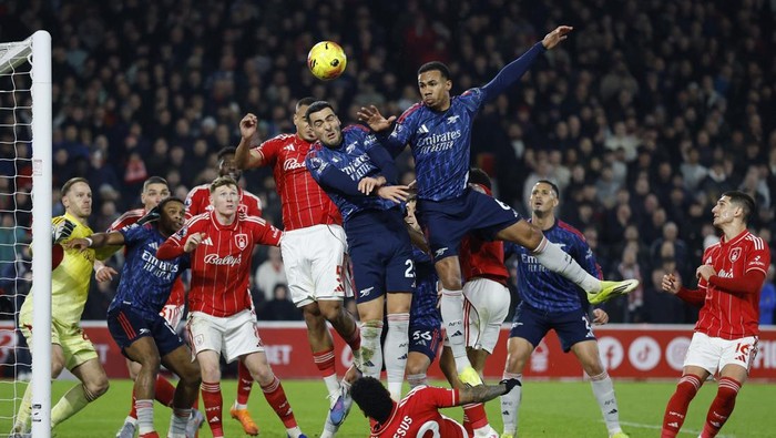 Soccer Football - Premier League - Nottingham Forest v Arsenal - The City Ground, Nottingham, Britain - January 17, 2026 Arsenals Gabriel Magalhaes and Mikel Merino in action with Nottingham Forests Murillo Action Images via Reuters/Peter Cziborra EDITORIAL USE ONLY. NO USE WITH UNAUTHORIZED AUDIO, VIDEO, DATA, FIXTURE LISTS, CLUB/LEAGUE LOGOS OR LIVE SERVICES. ONLINE IN-MATCH USE LIMITED TO 120 IMAGES, NO VIDEO EMULATION. NO USE IN BETTING, GAMES OR SINGLE CLUB/LEAGUE/PLAYER PUBLICATIONS. PLEASE CONTACT YOUR ACCOUNT REPRESENTATIVE FOR FURTHER DETAILS..