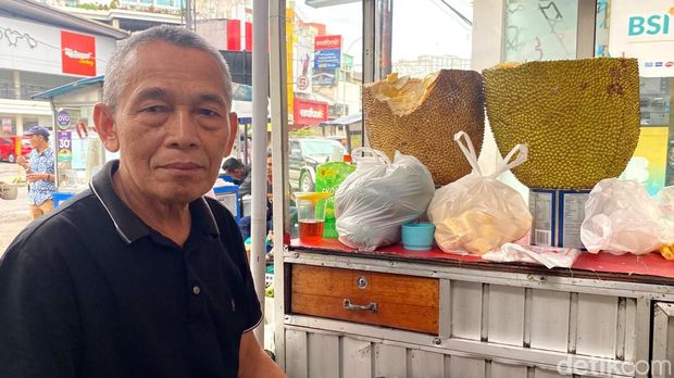 Oleh (68) pedagang buah nangka di Pasar Kosambi