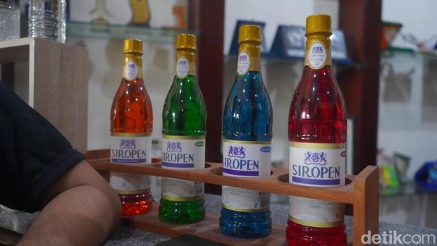 Pabrik Sirup Siropen Surabaya yang terletak di Kota Lama dikenal sebagai pelopor pabrik Sirup di Indonesia. Berdiri sejak 1923 Pabrik ini masih beroperasi dan menghasilkan produk yang menjadi kebanggaan kota Pahlawan