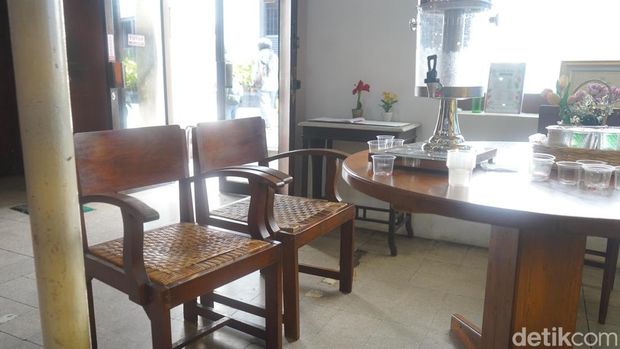 Pabrik Sirup Siropen Surabaya yang terletak di Kota Lama dikenal sebagai pelopor pabrik Sirup di Indonesia. Berdiri sejak 1923 Pabrik ini masih beroperasi dan menghasilkan produk yang menjadi kebanggaan kota Pahlawan