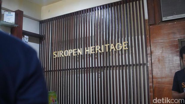 Pabrik Sirup Siropen Surabaya yang terletak di Kota Lama dikenal sebagai pelopor pabrik Sirup di Indonesia. Berdiri sejak 1923 Pabrik ini masih beroperasi dan menghasilkan produk yang menjadi kebanggaan kota Pahlawan