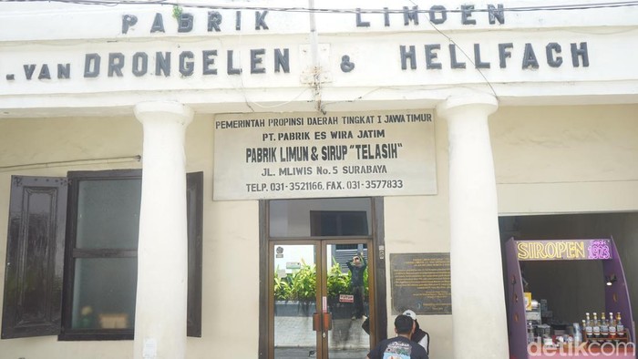 Pabrik Sirup Siropen Surabaya yang terletak di Kota Lama dikenal sebagai pelopor pabrik Sirup di Indonesia. Berdiri sejak 1923 Pabrik ini masih beroperasi dan menghasilkan produk yang menjadi kebanggaan kota Pahlawan