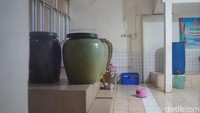 Keunikan pabrik ini juga terlihat dari proses produksinya yang masih menggunakan cara tradisional, mulai dari pemanasan gula, pendinginan dengan guci tanah liat, hingga pengemasan manual. (Foto: Raihan Mahendra/detikJatim)
