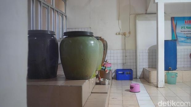 Pabrik Sirup Siropen Surabaya yang terletak di Kota Lama dikenal sebagai pelopor pabrik Sirup di Indonesia. Berdiri sejak 1923 Pabrik ini masih beroperasi dan menghasilkan produk yang menjadi kebanggaan kota Pahlawan