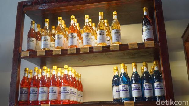 Pabrik Sirup Siropen Surabaya yang terletak di Kota Lama dikenal sebagai pelopor pabrik Sirup di Indonesia. Berdiri sejak 1923 Pabrik ini masih beroperasi dan menghasilkan produk yang menjadi kebanggaan kota Pahlawan