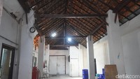 Bangunan pabrik telah ditetapkan sebagai cagar budaya pada 2015 dan hingga kini masih mempertahankan struktur asli, mulai dari pilar khas Belanda, balok kayu, hingga susunan bata lama. (Foto: Raihan Mahendra/detikJatim)