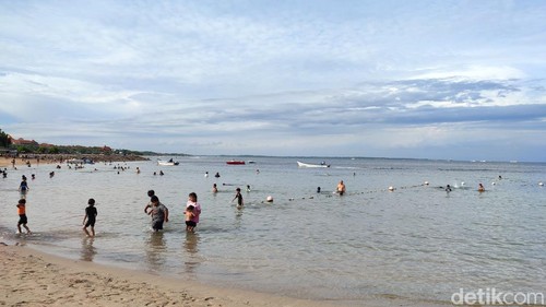 Suasana Pantai Segara Samuh, Kuta Selatan, Badung, Sabtu (17/1/2026).
