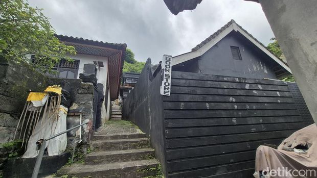 Papan petunjuk Wayan's Bookstore di gang sempit di Jalan Penataran Agung, Padangbai, Karangasem, Bali. (Foto: Ni Komang Ayu Leona Wirawan/detikBali) Papan petunjuk Wayan's Bookstore di gang sempit di Jalan Penataran Agung, Padangbai, Karangasem, Bali. (Foto: Ni Komang Ayu Leona Wirawan/detikBali)