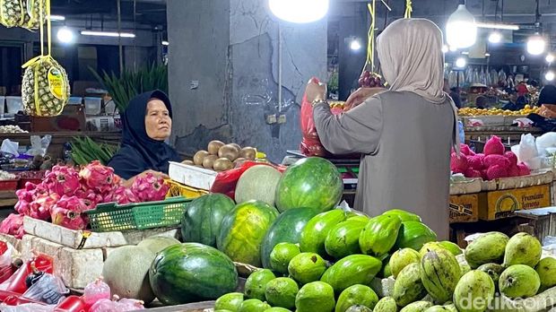 Pedagang buah di Pasar Kosambi