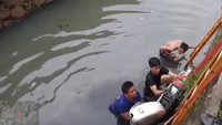 Oleng Saat Berkendara, Pengemudi dan Motornya Nyemplung ke Kali Bogor