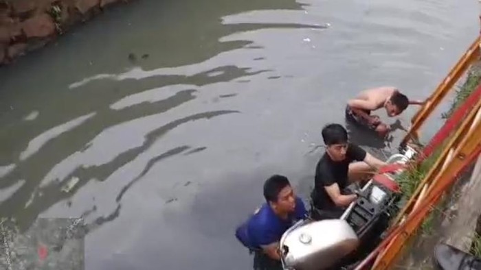 Oleng Saat Berkendara, Pengemudi dan Motornya Nyemplung ke Kali Bogor