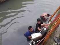 Oleng Saat Berkendara, Pengemudi dan Motornya Nyemplung ke Kali Bogor