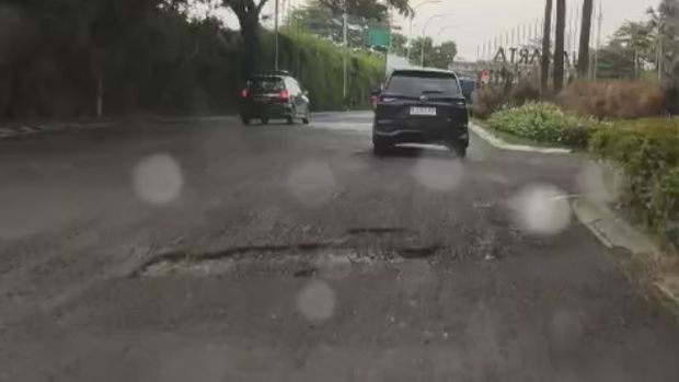 Penampakan jalan rusak di Jakarta Garden City.