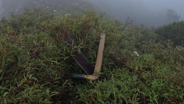 Penampakan serpihan pesawat ATR 42-500 yang jatuh di Puncak Bulusaraung.