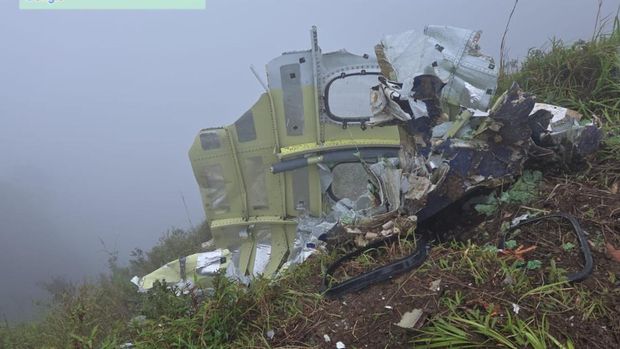 Penampakan serpihan pesawat ATR 42-500 yang jatuh di Puncak Bulusaraung. Penampakan serpihan pesawat ATR 42-500 yang jatuh di Puncak Bulusaraung.