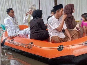 Viral Pengantin di Pekalongan Terjang Banjir Naik Perahu Karet