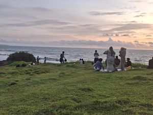 Menikmati Sunset dan Padang Rumput di Pantai Kutikan Tabanan