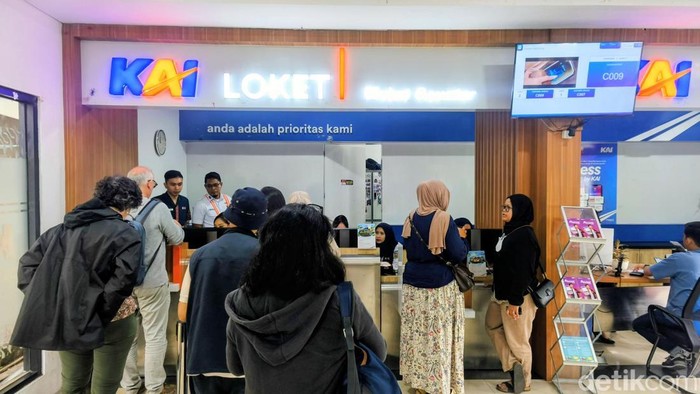 Imbas Banjir, Penumpang Padati Loket Refund Stasiun Bandung