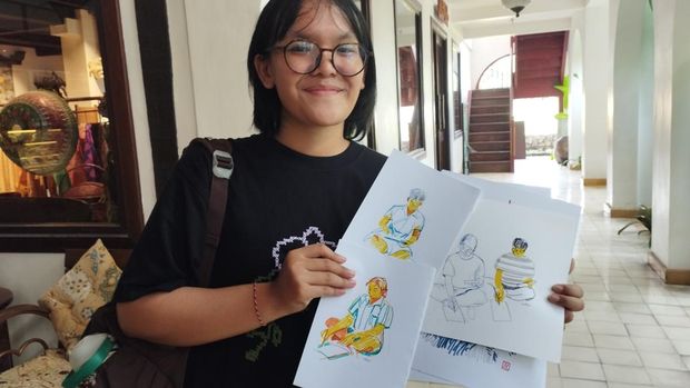 Salah satu peserta pelatihan membuat sketsa Widyasari Hanaya menunjukkan hasil karyanya di Gianyar, Bali, Sabtu (17/1/2025)