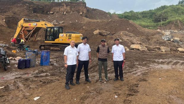 Petugas saat mengecek perizinan pertambangan di Gunung Tampomas Petugas saat mengecek perizinan pertambangan di Gunung Tampomas