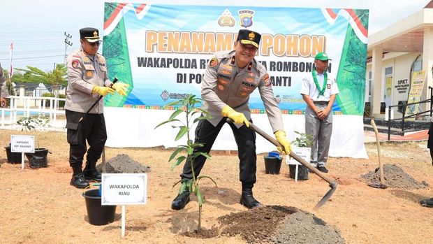 Polda Riau segera memperbaiki jembatan rusak di depan SD di Kepulauan Meranti. Wakapolda Riau Brigjen Hengki Haryadi melakukan kunjungan kerja ke Polres Meranti, Minggu (18/1/2026). Brigjen Hengki juga sempat mengecek jembatan rusak di depan SD di Kepulauan Meranti.