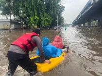 Jalan di Pulogadung Jaktim Terendam Banjir, Polisi Bantu Warga Pakai Perahu
