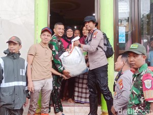 Polisi Bagikan Sembako ke Warga Terdampak Banjir Pegangsaan Dua Jakut