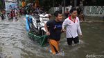 Potret Motor Listrik Vs Motor Bensin Saat Terobos Banjir Gunung Sahari