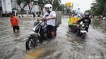 Potret Motor Listrik Vs Motor Bensin Saat Terobos Banjir Gunung Sahari