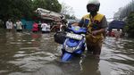 Potret Motor Listrik Vs Motor Bensin Saat Terobos Banjir Gunung Sahari