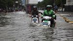 Potret Motor Listrik Vs Motor Bensin Saat Terobos Banjir Gunung Sahari