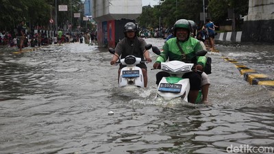 Potret Motor Listrik Vs Motor Bensin Saat Terobos Banjir Gunung Sahari