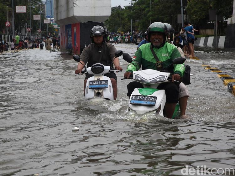 Potret Motor Listrik Vs Motor Bensin Saat Terobos Banjir Gunung Sahari