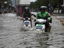 Potret Motor Listrik Vs Motor Bensin Saat Terobos Banjir Gunung Sahari