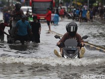 Video: Melihat Aksi Motor Listrik Vs Motor Bensin Saat Terobos Banjir