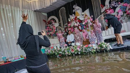 Potret Resepsi Pernikahan di Tengah Banjir Pekalongan
