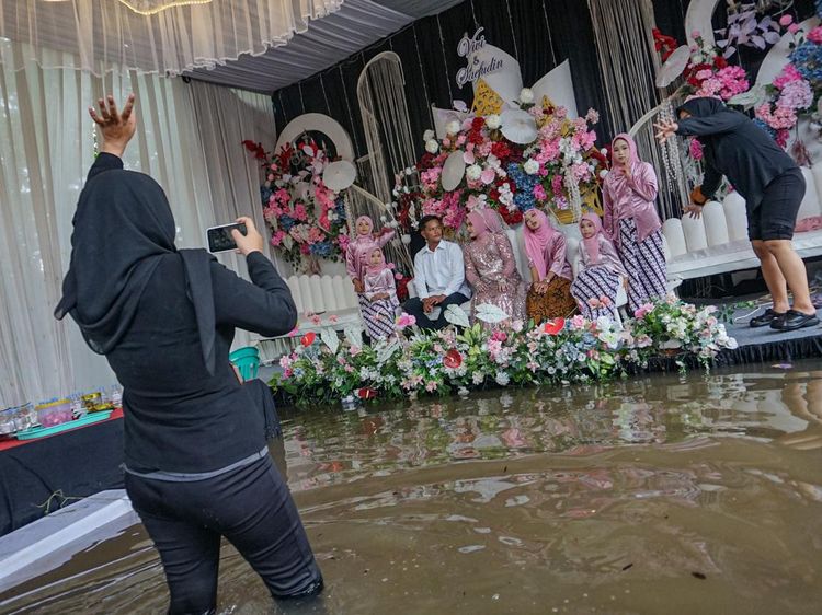 Potret Resepsi Pernikahan di Tengah Banjir Pekalongan
