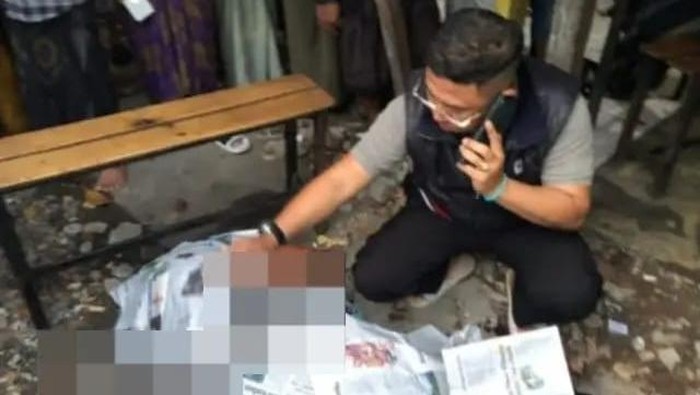 Pria tewas bersimbah darah di depan warkop Jalan Wonokusumo Jaya Surabaya.