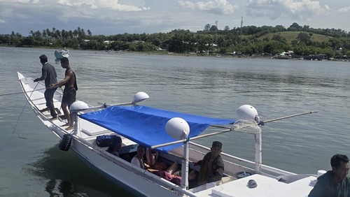 Jenazah warga Pulau Moyo, Sumbawa, NTB yang di bawa menggunakan perahu boat, Sabtu (17/1/2026). (Dok. Kades Syofyan)