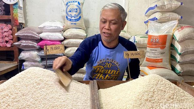 Rahmat Kurnia (60), penjual beras generasi ketiga di Pasar Kosambi.