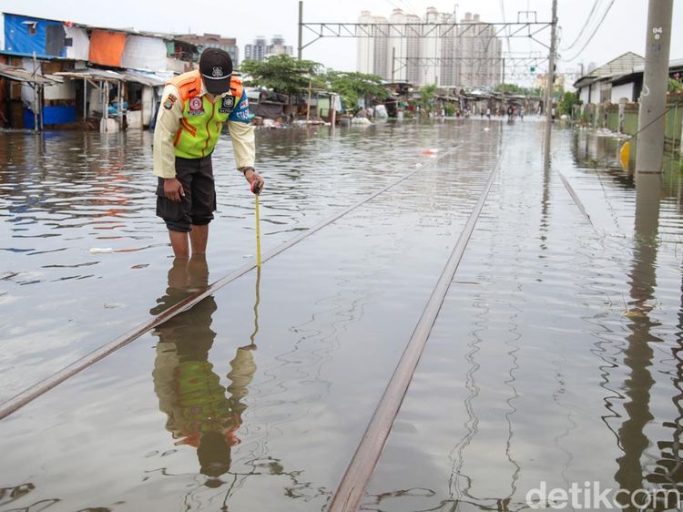Rel Terendam Banjir, Layanan KRL Kampung Bandan-Tanjung Priok Terhenti