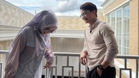 Unggahan Mikhail Imaan bareng Ria Ricis langsung mendapat sorotan netizen. Terima kasih sudah baik dengan Ria Ricis idola kami. Bismillah hubungan baik ini senantiasa Allah jaga amin, komen @aidaa_majid yang dibalas Mikha dengan kata amin insyaallah. (Foto: dok Instagram mikha)