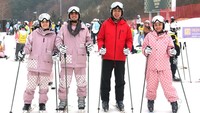 Momen Ricky Harun dan Herfiza main ski. Ada pelajaran juga yang diambil, Yang meluncur, pasti pernah jatuh. Yang nggak pernah jatuh, berarti dia cuma diem. Nggak meluncur. Ini pelajaran yang gue dapet pas main ski bareng mitra BP. Dan ini mirip-mirip dunia bisnis. Sebuah bisnis yang berhasil sebenarnya pernah ngalamin jatuh-bangun. Iya kan? Nah teman-teman yang sekarang lagi ngalamin jatuh, gagal, atau ditolak, yang sabar ya. Insyaallah ntar lagi pasti berhasil! Foto: Instagram @rickyharun