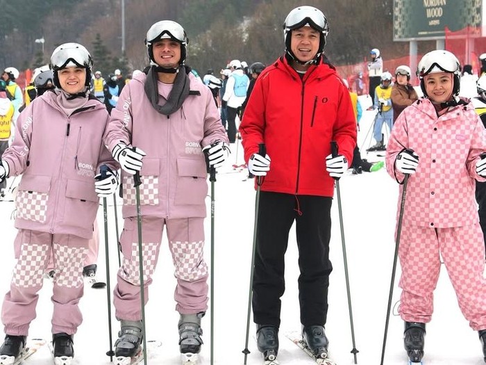 Ricky Harun dan Herfiza liburan di Korea Selatan.